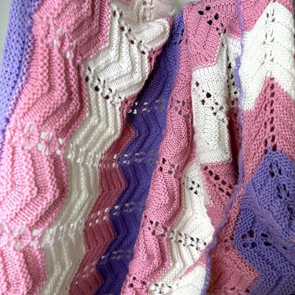 Enid pink and purple mermaid hand knit blanket - Picture 3 of 5